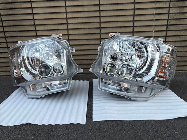 【送料無料】【美品】 トヨタ 200系ハイエース 純正LEDヘッドランプ 純正LEDヘッドライト ダークプライム