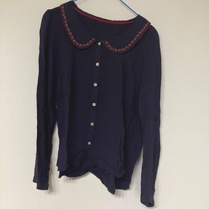 小花刺繍付き丸襟 長袖シャツ