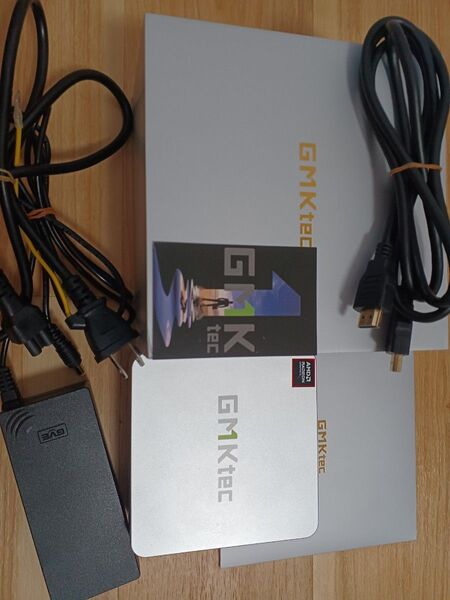 GMKtec NucBox K8 ミニPC Ryzen 7 8845HS搭載【32GB/1TB/Win11Pro】オマケ付き