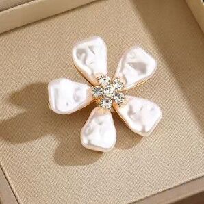 ブローチ 白い花とラインストーンのブローチ パールホワイト かわいい 可愛い キュート アクセサリーピン