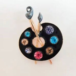 ブローチ パレットと絵筆 ブラック 黒 ラインストーン付き ジルコニア キラキラ キュート かわいい 可愛い アクセサリーピン