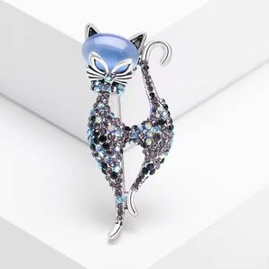 ブローチ キラキラブルー猫 ジルコニア ラインストーン 上品 豪華 エレガント かわいい 可愛い フォーマル アクセサリーピン