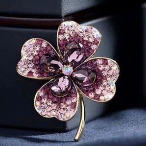 ブローチ クローバーD パープル 紫 ジルコニア ゴールドカラー 幸運 かわいい 可愛い キュート アクセサリーピン