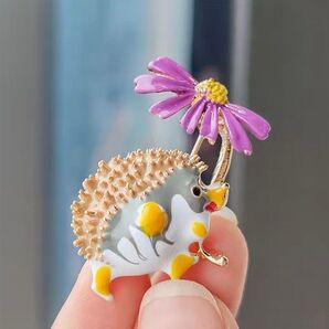 ブローチ ハリネズミと花 はりねずみ かわいい 可愛い キュート アクセサリーピン