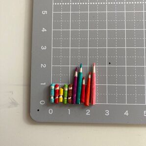 ミニチュアパーツ クレヨンと色鉛筆