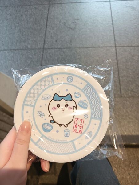 ちいかわ くら寿司 オリジナル寿司皿 ハチワレ&缶バッジ ちいかわ