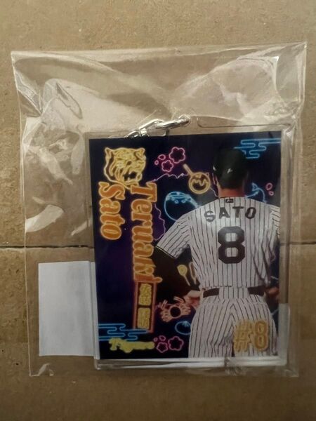 阪神タイガース 佐藤輝明 繋がるデザインシリーズ アクリルキーホルダー (ネオンB)