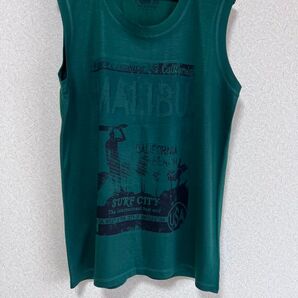 サーフシティのプリントが施されたグリーンのノースリーブTシャツ