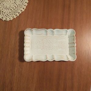 新品 アンティーク ホワイトウッドトレイ インテリアエンボストレーです。