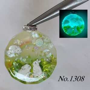 (再販)レジン/虹とうさぎ スターフラワーブロッサム 蓄光 オルゴナイトネックレス