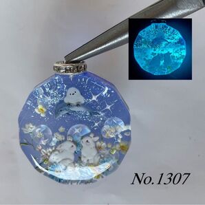 (再販)レジン/イルカに乗ったシマエナガとうさぎ 蓄光 オルゴナイトネックレス