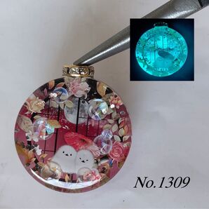 レジン/アンティークローズと窓辺のシマエナガ 蓄光 オルゴナイトネックレス