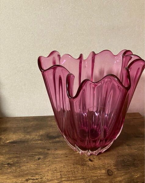 【イギリスアンティーク?】ガラス製 フリルフラワーベース 花瓶 花器 花入 置物 ディスプレイ【色】エンジ/赤色系