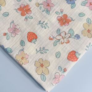 ぽこぽこダブルガーゼ生地 ストロベリー&フラワー 生地幅130×45