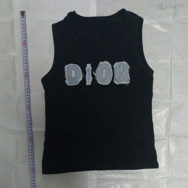 Dior ノースリーブトップス ブラック 黒 出品に当たり、裾に穴を見つけました。それくらい、分からないです。 Sサイズ感です。