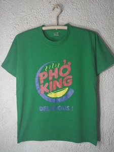 to1287 PHO KING DELICIOUS　ベトナム料理　フォー　キング　ユニーク　パロディ　ロゴ　プリント　半袖　tシャツ　人気　送料格安