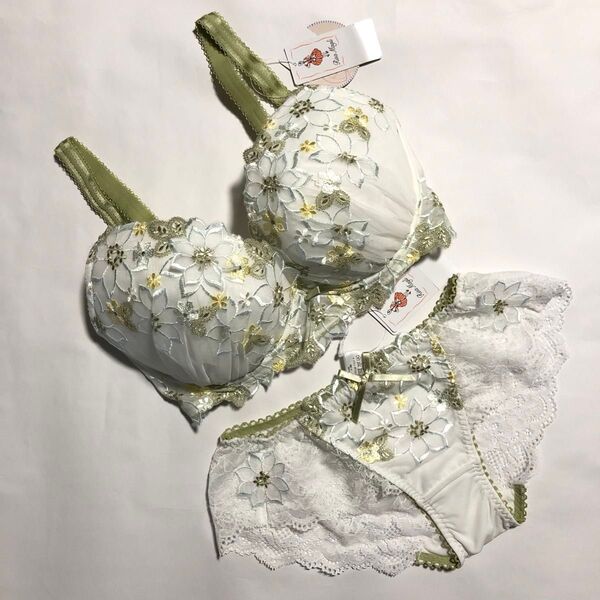 【Risa Magli】《入浴剤1袋付き》煌めく鮮やかなお花の刺繍 グリーン×ホワイト ブラ・レースショーツ H70・Mサイズ♪