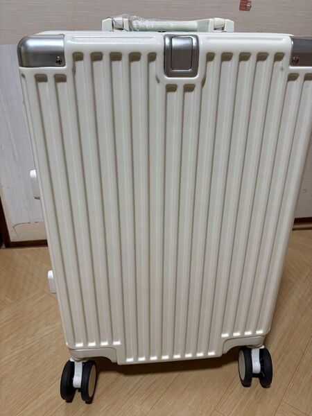 スーツケース、キャリーケース、S size 容量42L 組み合わせロック、保護カバー、カップホルダー、USBポート