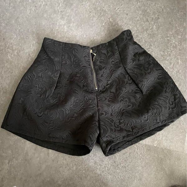 花柄ショートパンツ 黒 花柄エンボス ハイウエストキュロット チャック 春夏秋
