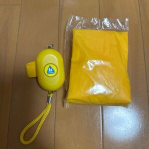 お子様防犯対策グッズ。一つ目は大きな音がなる防犯ブザー。二つ目はランドセルに被せる黄色のカバー。