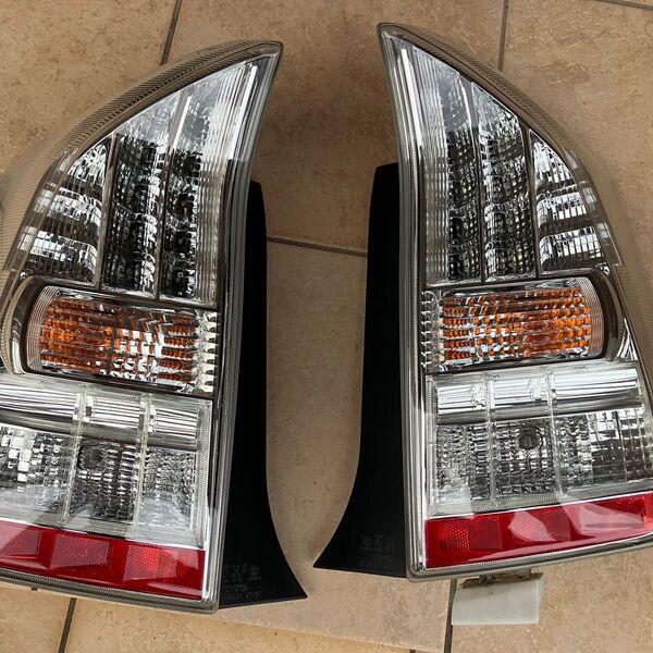 トヨタプリウス30 ZVW30 左右 テールランプ 前期