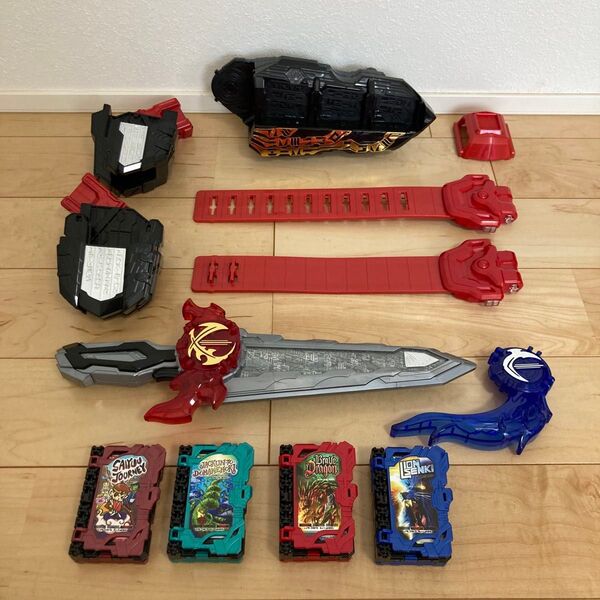 ◆ 仮面ライダーセイバー 変身ベルト DX聖剣ソードライバー&水勢剣流水エンブレム ワンダーライドブック4個付き!【動作確認済み】