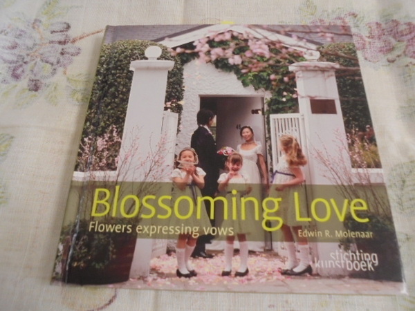 洋書Blossoming Love ウェディングフラワー デザイン写真集 ブライダルブーケ コサージュ ブライドメイド テーブルデコレーション