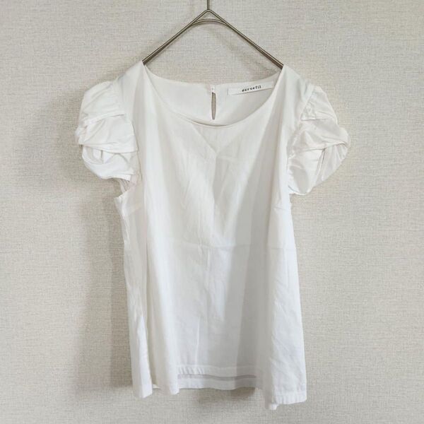 半袖 ブラウス Tシャツ M ツイストスリーブ シュークリーム 白 ホワイト 大人可愛い きれいめ 上品 トップス