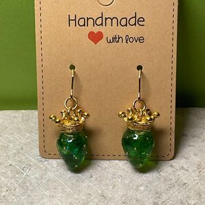 ハンドメイドフックピアス 王冠いちご 緑