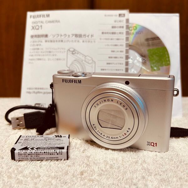 美品 FUJIFILM XQ1 フジフィルム シルバー コンパクトデジタルカメラ