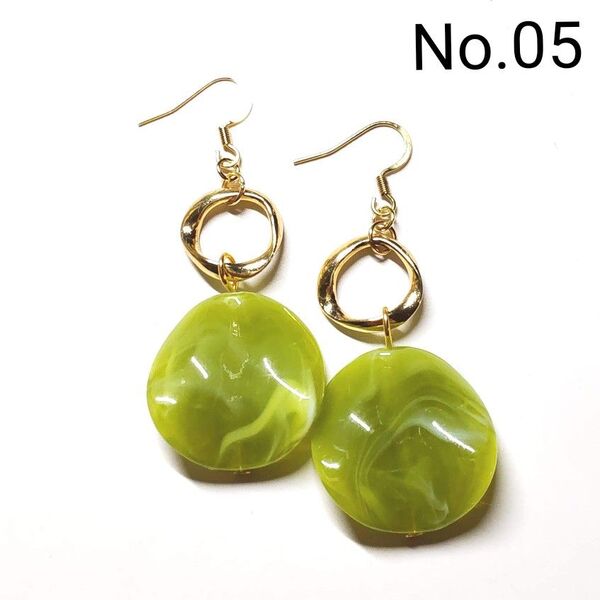 No.05 ハンドメイドピアス イヤリング 樹脂ピアス アクリルパーツ 抹茶グリーンマーブル ゴールドフープ アクセサリー