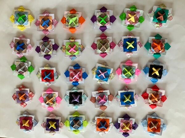 ハンドメイド 折り紙 ミニコマ 30コ 壁面飾り 児童館 保育園 幼稚園 施設 プレゼント まとめ購入120円引き