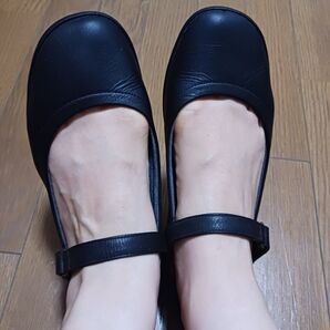 ストラップ付きのブラックバレエシューズ