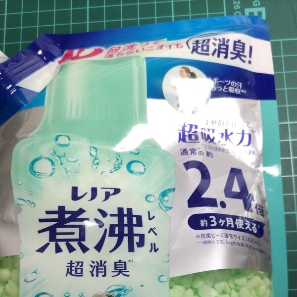 レノア煮沸レベル消臭抗菌ビーズ部屋干し 花とおひさまの香り つめかえ用特大 1040mL P&G (68-5382-48)