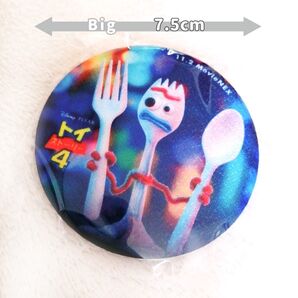 トイストーリー 4 フォーキー 布素材 缶バッジ ( 新品 非売品 )大きい お洒落 缶バッチ アクセサリー おもちゃ ディズニー