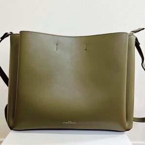 LABAGAGERIE ショルダーバッグ カーキ 幅28㎝ 高さ21㎝ マチ12.5㎝ 重量500g 大容量 通勤 丈夫