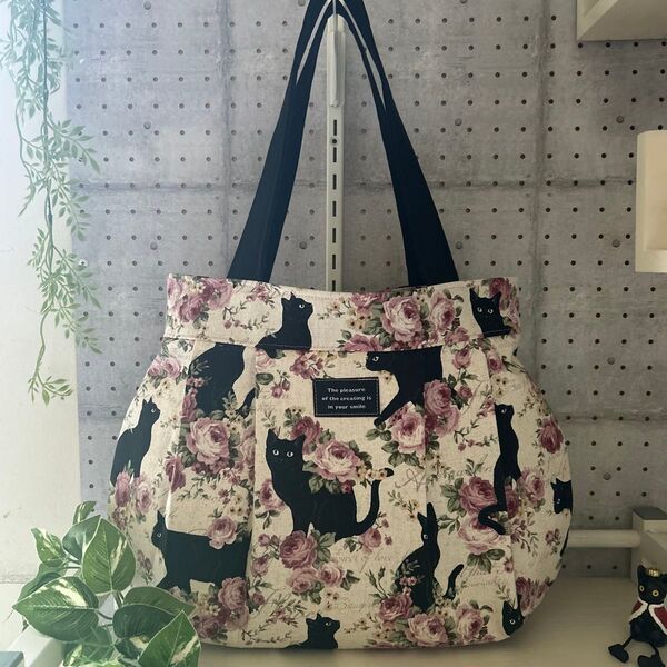 タック入りトートバッグ☆ふんわり大きめバッグ☆黒猫と薔薇☆