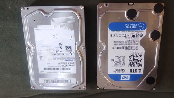 2TBと1.5TBの3,5インチハードディスク HDD 2個セット SAMSUNG HD154UI WD WD20EZRZ