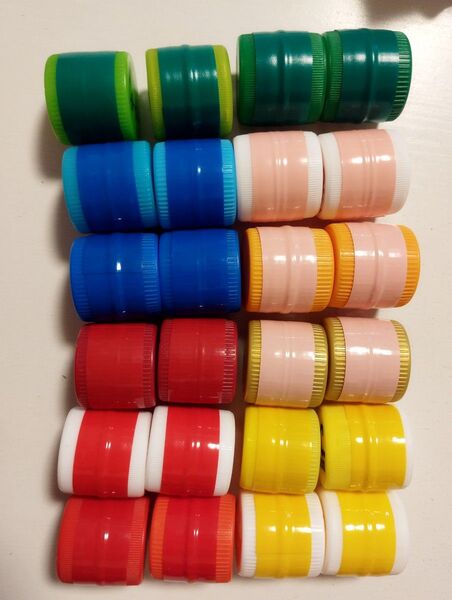 おもちゃ 知育玩具 ポットン落とし 24個 カラフル ハンドメイド ペットボトルキャップ 手作り モンテッソーリ 保育園 消毒済