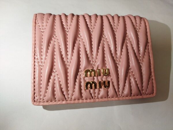 ミュウミュウ 二つ折り財布 ピンク財布