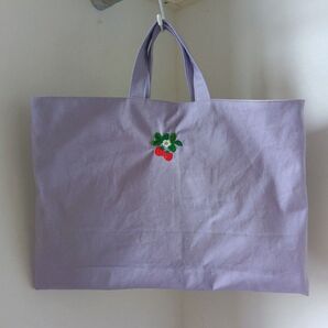 ハンドメイド ラベンダー帆布とイチゴ刺繍のレッスンバッグ