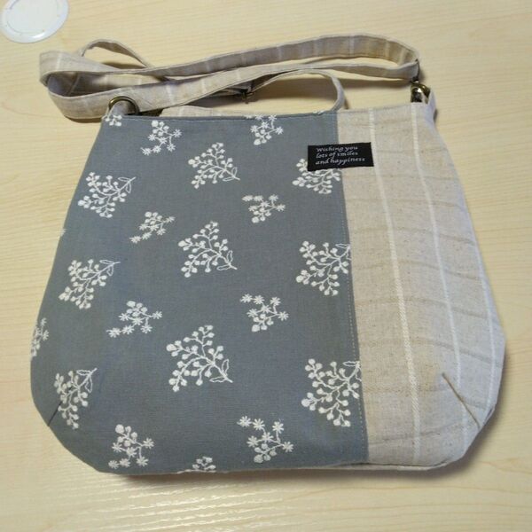 ショルダーバッグ エコバッグ サコッシュ 丸底 斜め掛け 刺繍布 グレー花柄 生成り ハンドメイド
