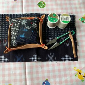 革製小物入れと針山