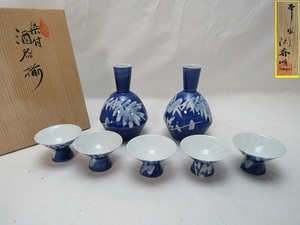 O208383[ старый белый фарфор с синим рисунком посуда для сакэ . flat дешево . весна структура бутылочка для сакэ 2 пункт высота шт. чашечка для сакэ 5 пункт . печать вместе коробка ] осмотр ) комплект керамика .. японкое рисовое вино (sake) sake . sake примечание рюмка для сакэ чашка саке чашечка для сакэ ⅱ