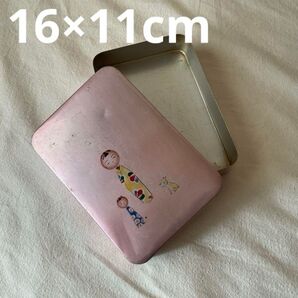 素朴なコケシとワンちゃん絵柄の表情に味わいのある、昔ながらのアルマイトお弁当箱