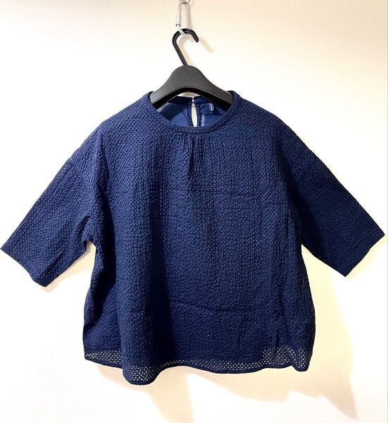NUME made in japan 2種の素材の切り返しになっている、ネイビー 半袖 テクスチャーシャツ、 ブラウス、