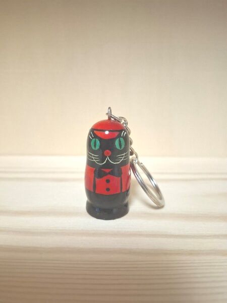 【昭和レトロ】ネコ木製キーホルダー 赤×黒 かわいい木製猫グッズ