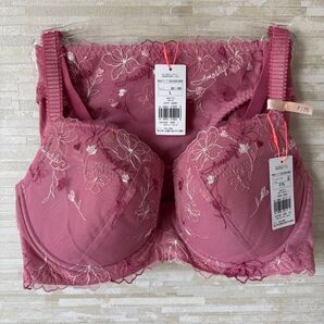 F75&L」トリンプ チャーミングラマー ラインアートステッチ ブラ&ショーツ