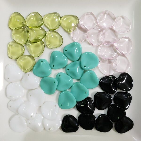 チェコビーズ ローズペタル 花びら 約14mm×13mm 10ケ×5色=50ケ