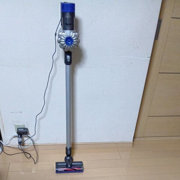送料込み 美品 Dyson ダイソン コードレス掃除機 V6 充電器付き 稼働 19分ほど
